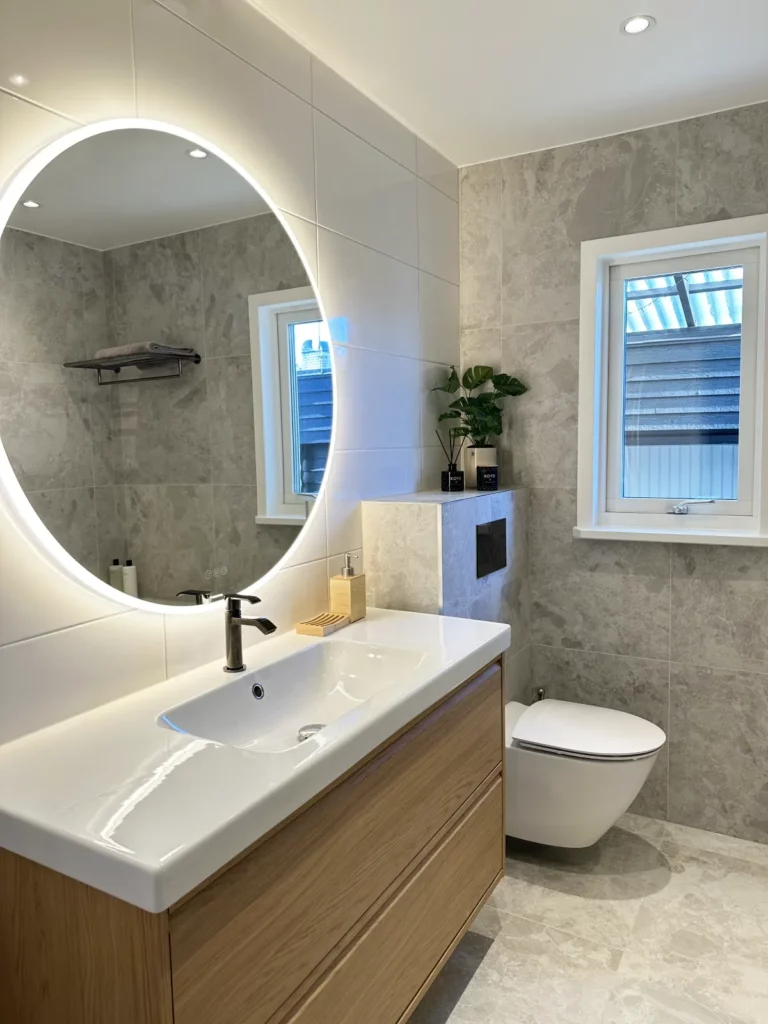 Badrumsrenovering i Järfälla med handfat, kommod och vägghängd wc