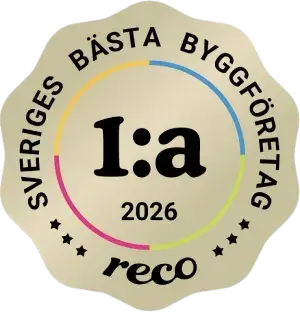 Ett guldformat emblem från Reco.se som utser Sveriges bästa byggföretag 2026 med texten '1:a' i mitten. Märket representerar Renovera NU som det högst rankade företaget för badrumsrenovering.