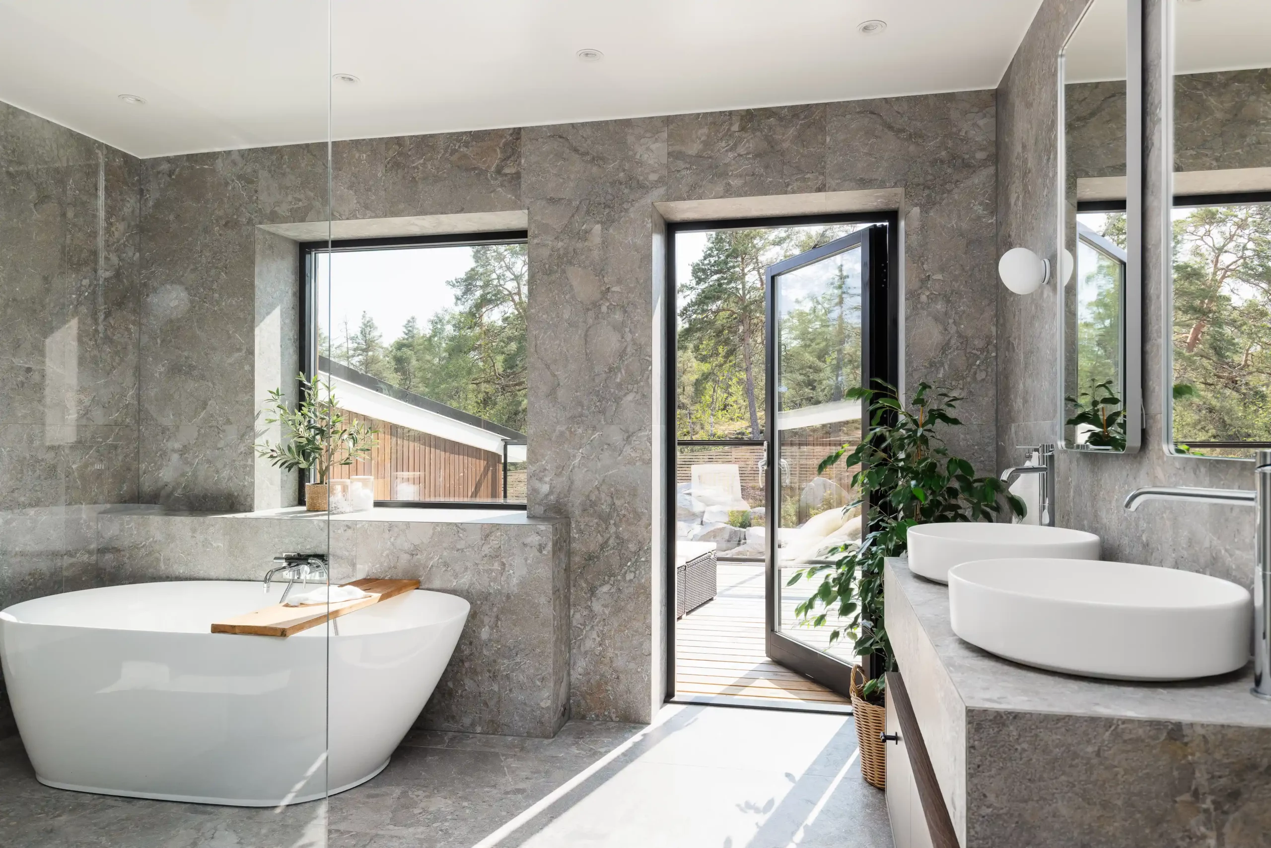 Badrum i granitkeramik med badkar