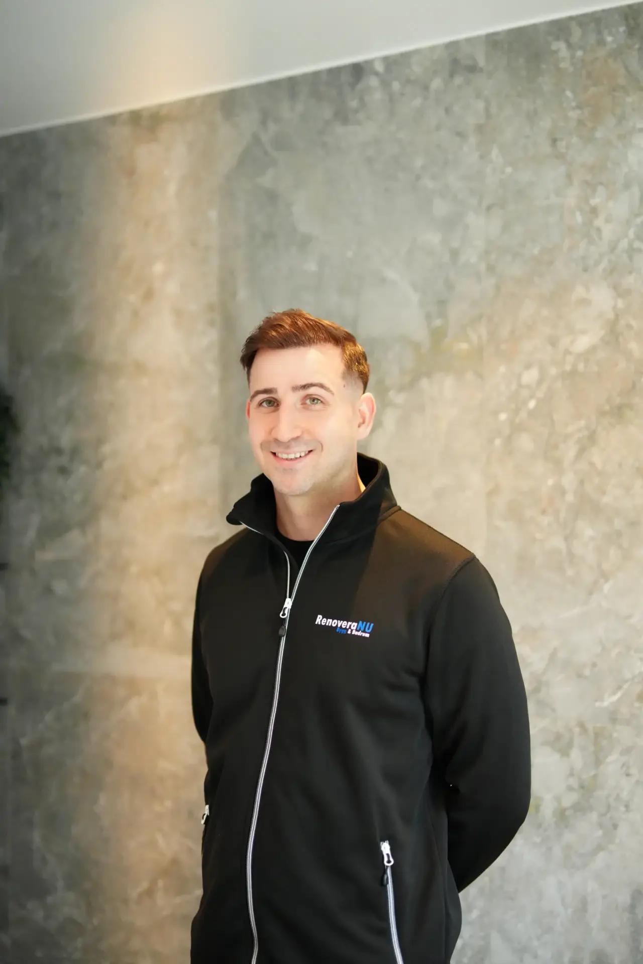 Bild på Dennis Eriksson som är grundare av Renovera NU, badrumsexpert i Stockholm med över 15 års erfarenhet av badrumsrenoveringar