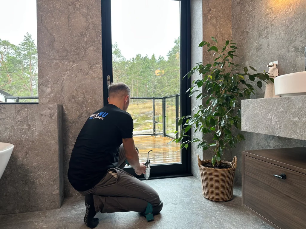 Renovera Nus badrumsexpert Ivars fogar i ett badrum
